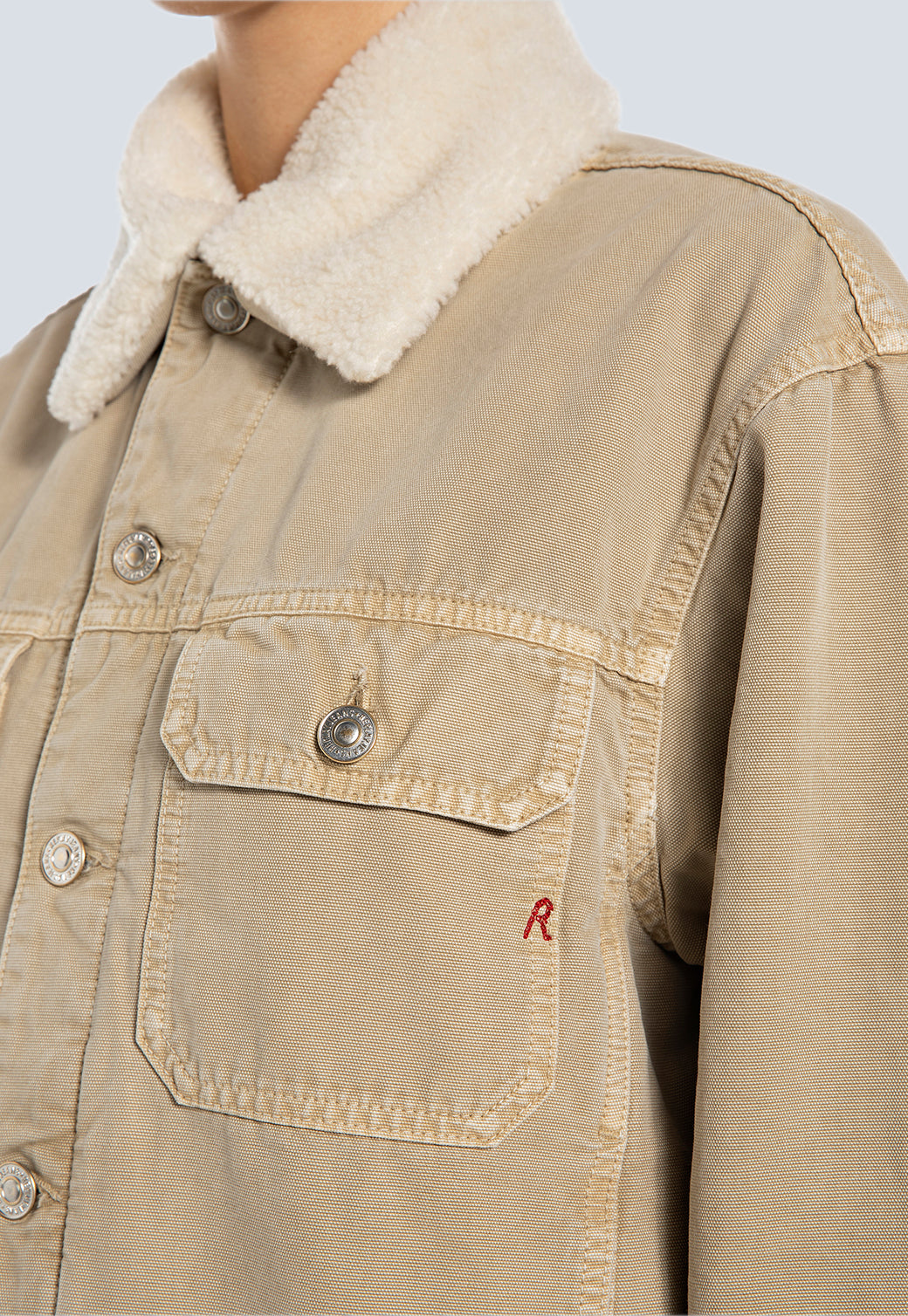 ג׳קט נשים בצבע בז' עם צווארון פרווה סינתטית