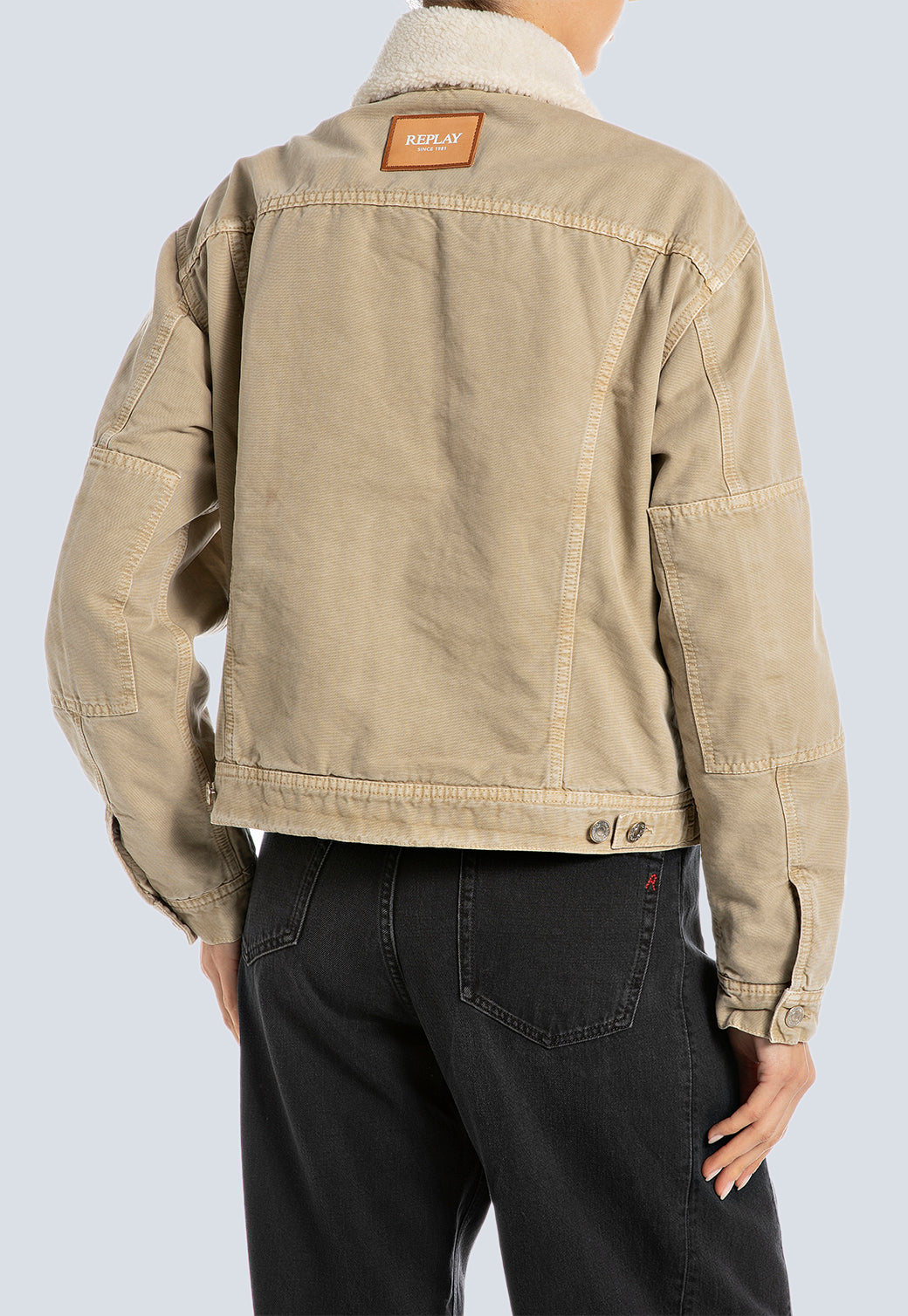 ג׳קט נשים בצבע בז' עם צווארון פרווה סינתטית