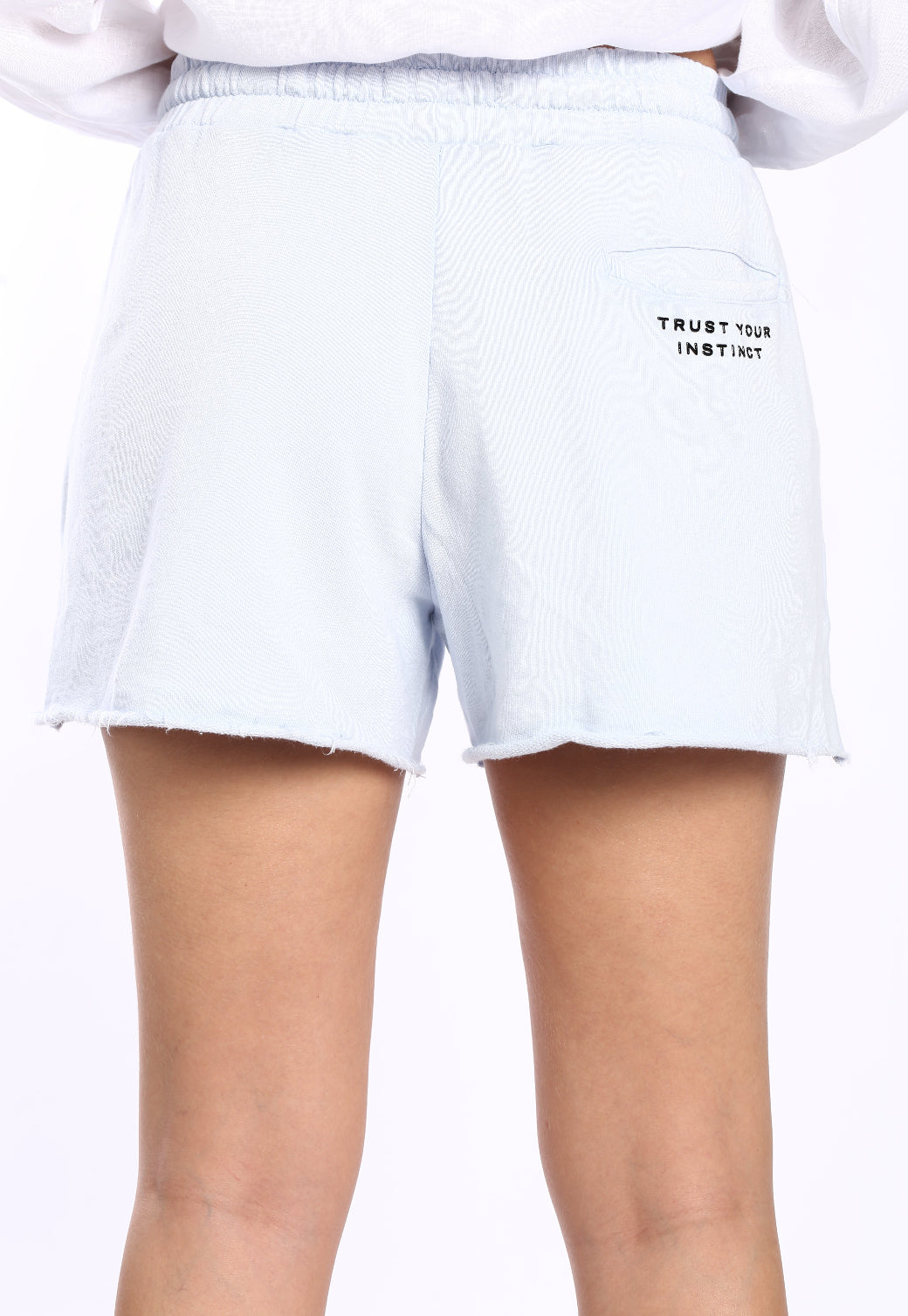 מכנסיים קצרים לנשים בצבע תכלת בהיר עם שרוך