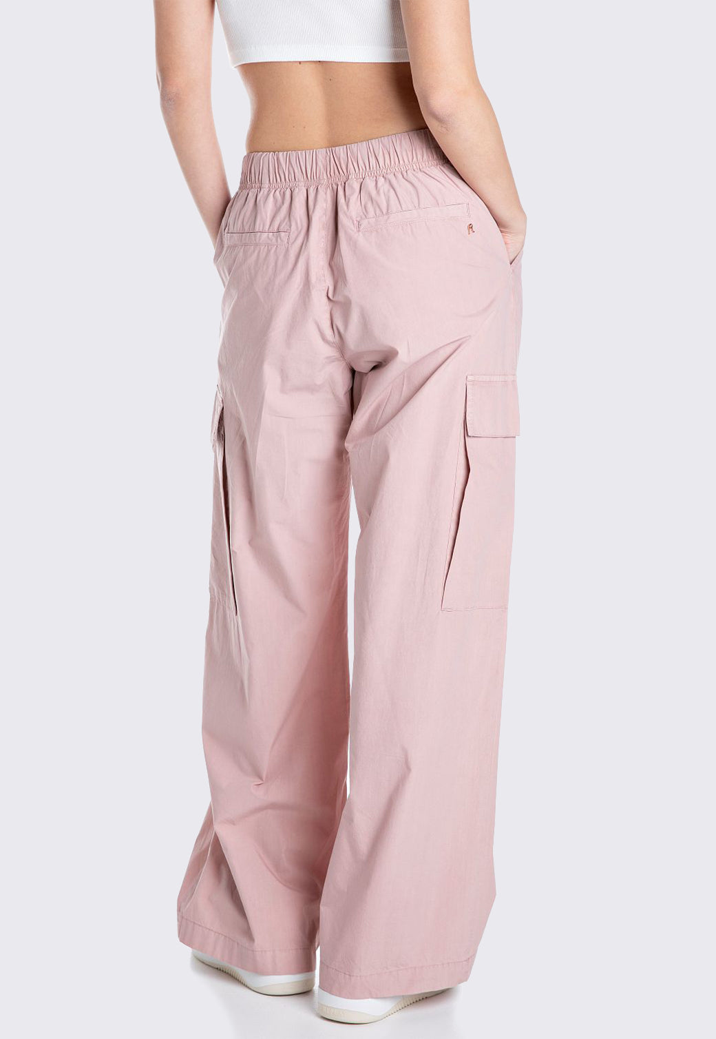 מכנסי קארגו רחבים לנשים בצבע ורוד פודרה