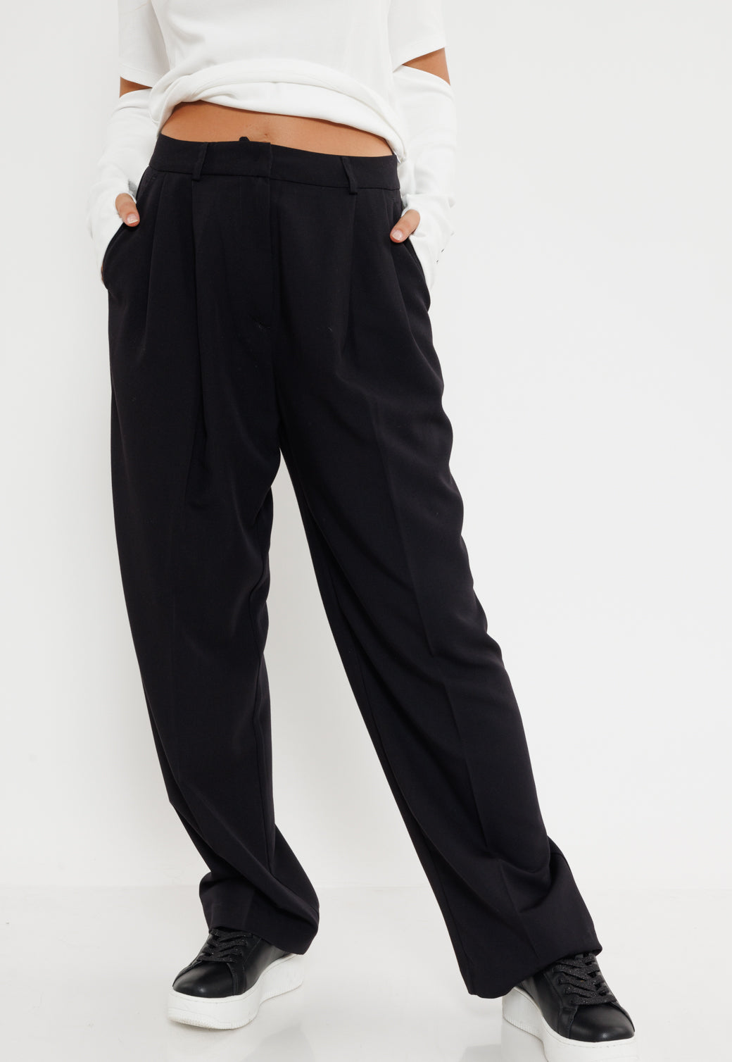 מכנסיים מחויטים בגזרה רחבה בצבע שחור