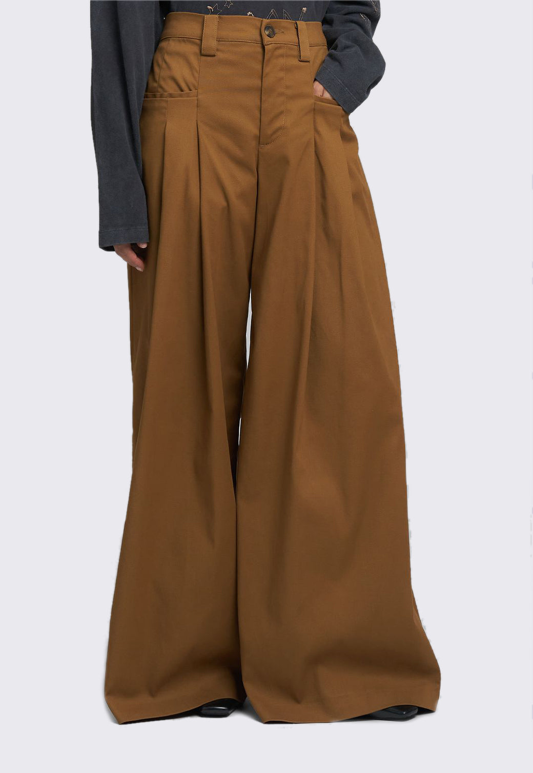 מכנסיים רחבים לנשים בגזרת אוברסייז בצבע קאמל