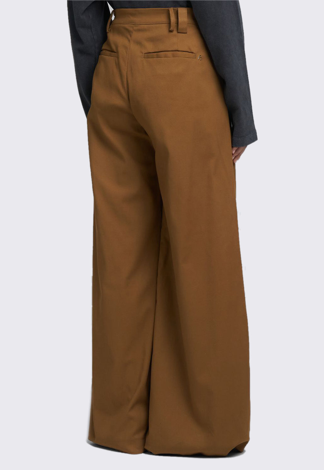 מכנסיים רחבים לנשים בגזרת אוברסייז בצבע קאמל