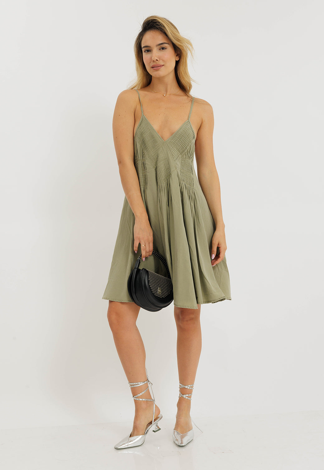 שמלת קיץ ירוקה עם כתפיות דקות