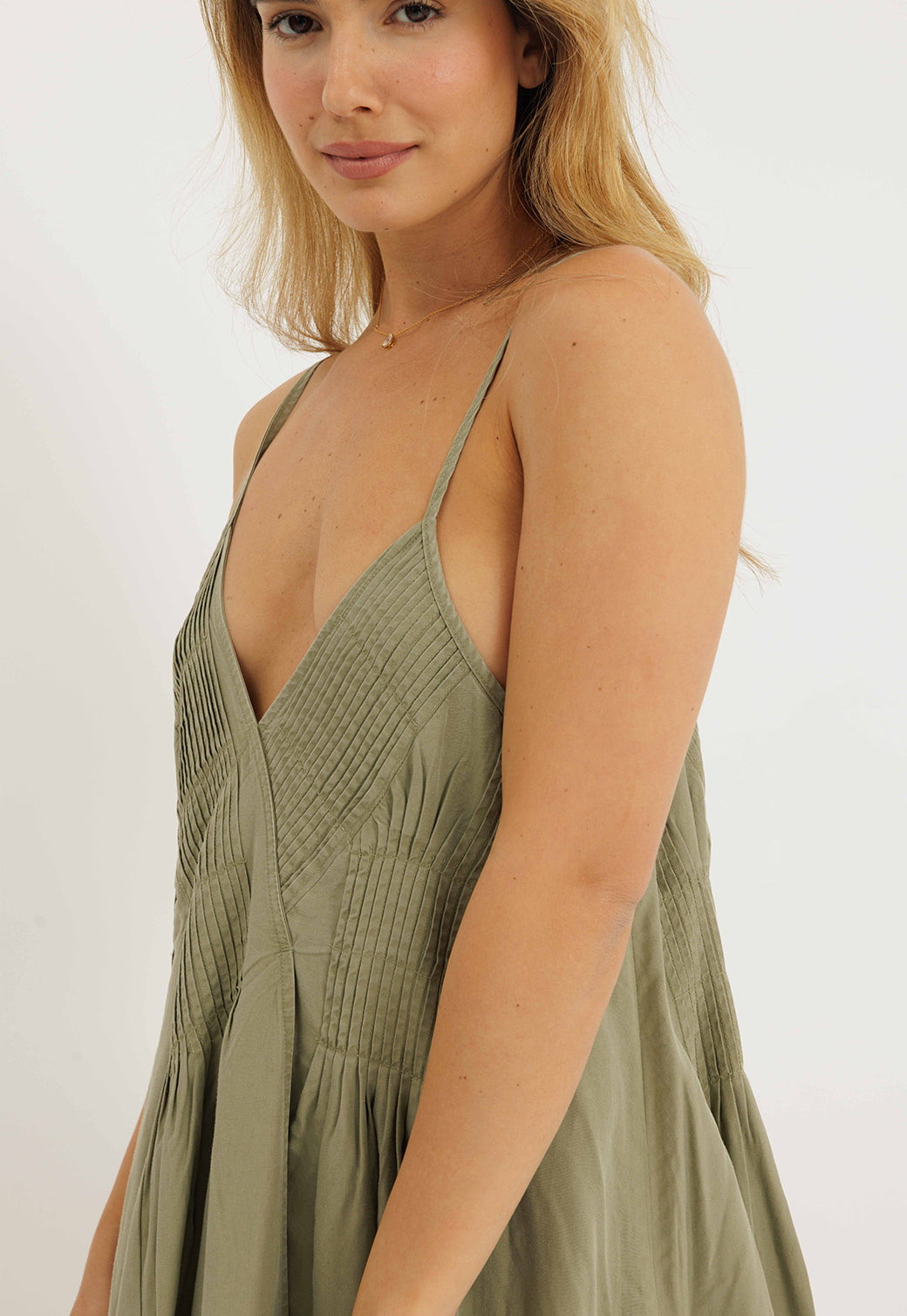 שמלת קיץ ירוקה עם כתפיות דקות