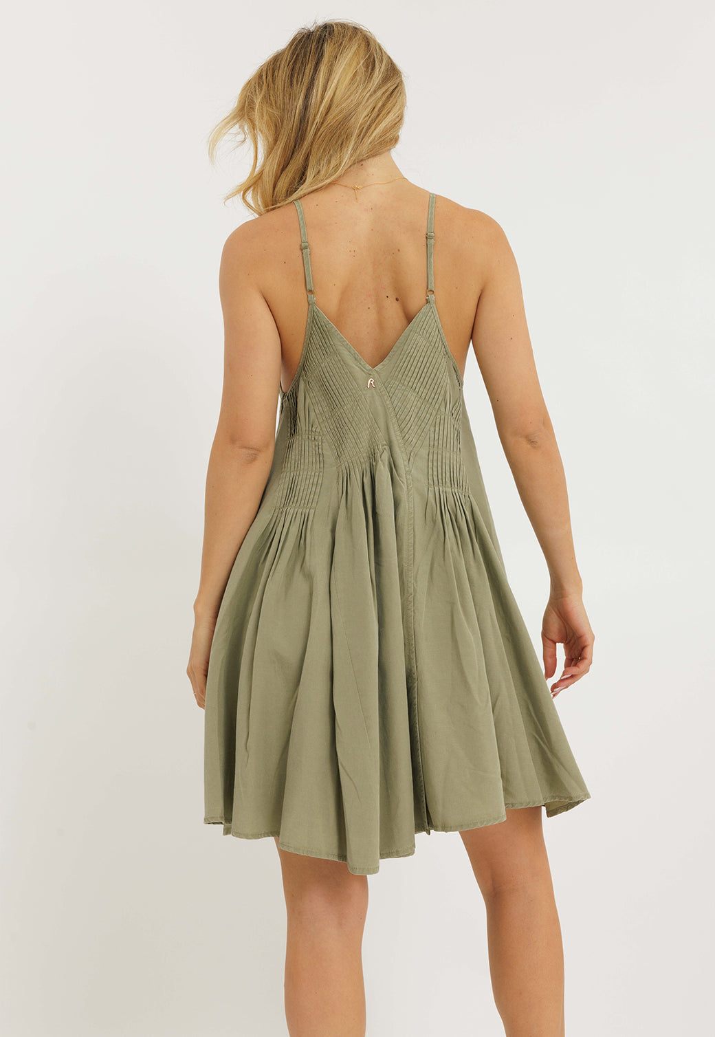 שמלת קיץ ירוקה עם כתפיות דקות