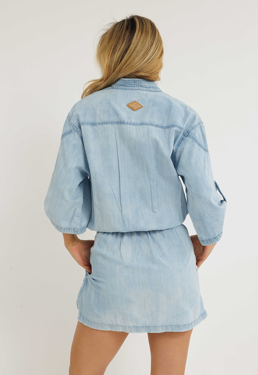 שמלת ג'ינס קצרה לנשים עם רוכסן קדמי