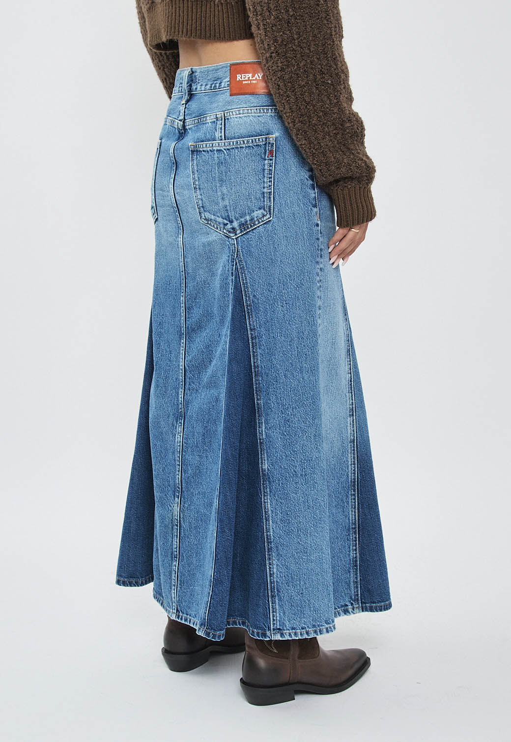 חצאית ג׳ינס לנשים ארוכה בצבע כחול