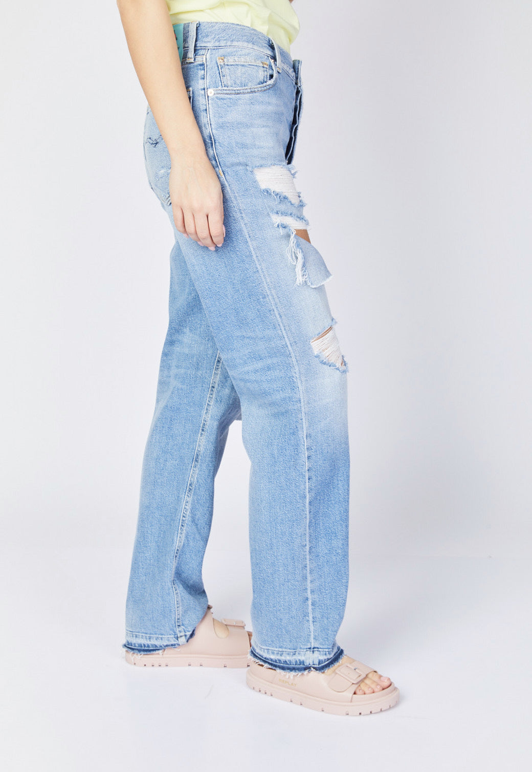 מכנסי ג'ינס בגזרה ישרה עם קרעים נשים