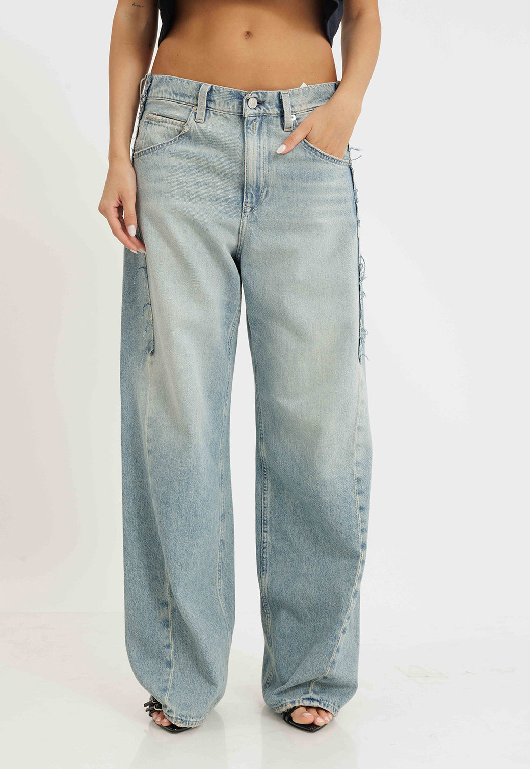 ג'ינס נשים NARJA בגזרה רחבה בצבע לייט בלו עם קרעים עדינים.