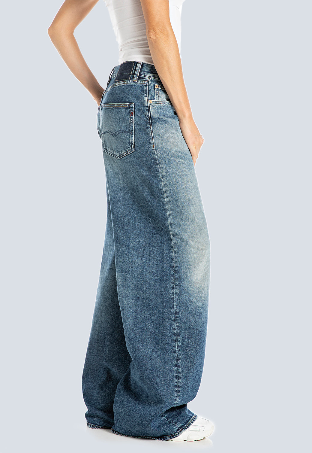 נשים בגזרה רחבה בגוון כחול בהיר