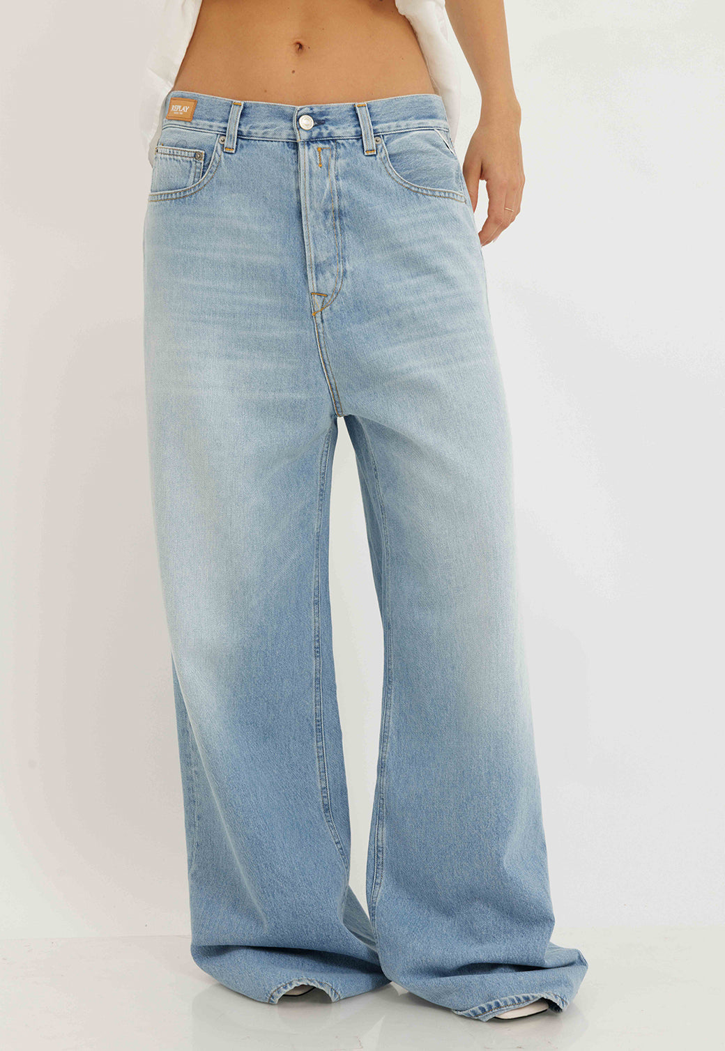 ג׳ינס לנשים בגזרה רחבה בצבע תכלת