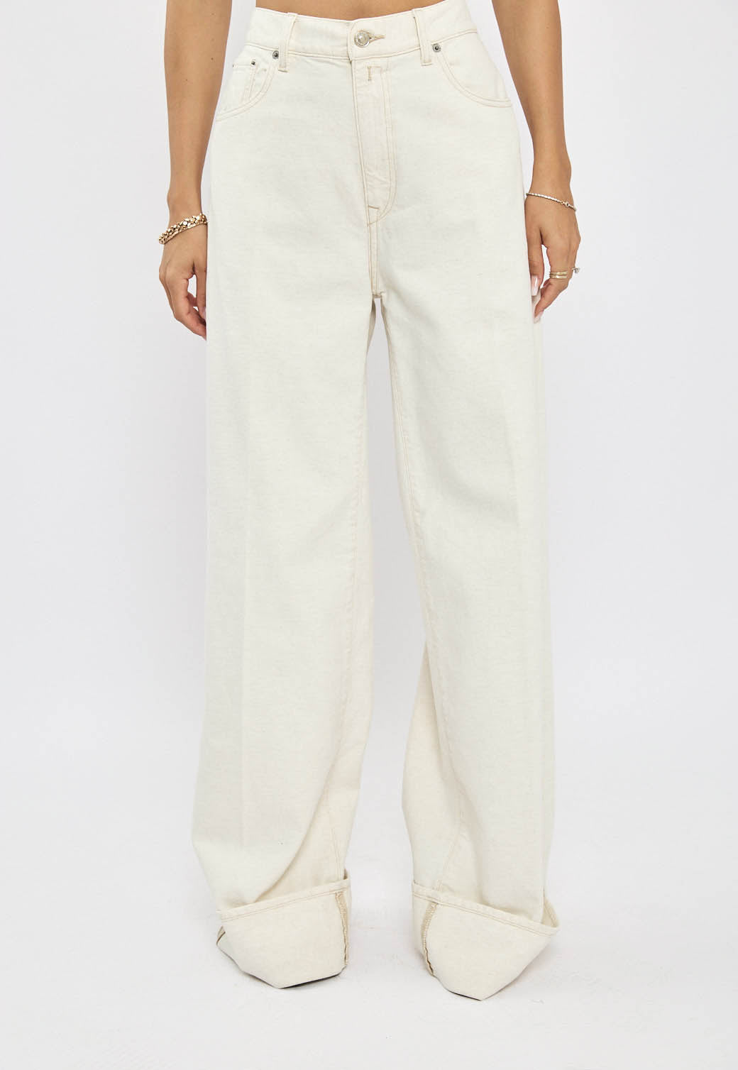 ג׳ינס רחב לנשים בצבע שמנת עם מכפלת רחבה