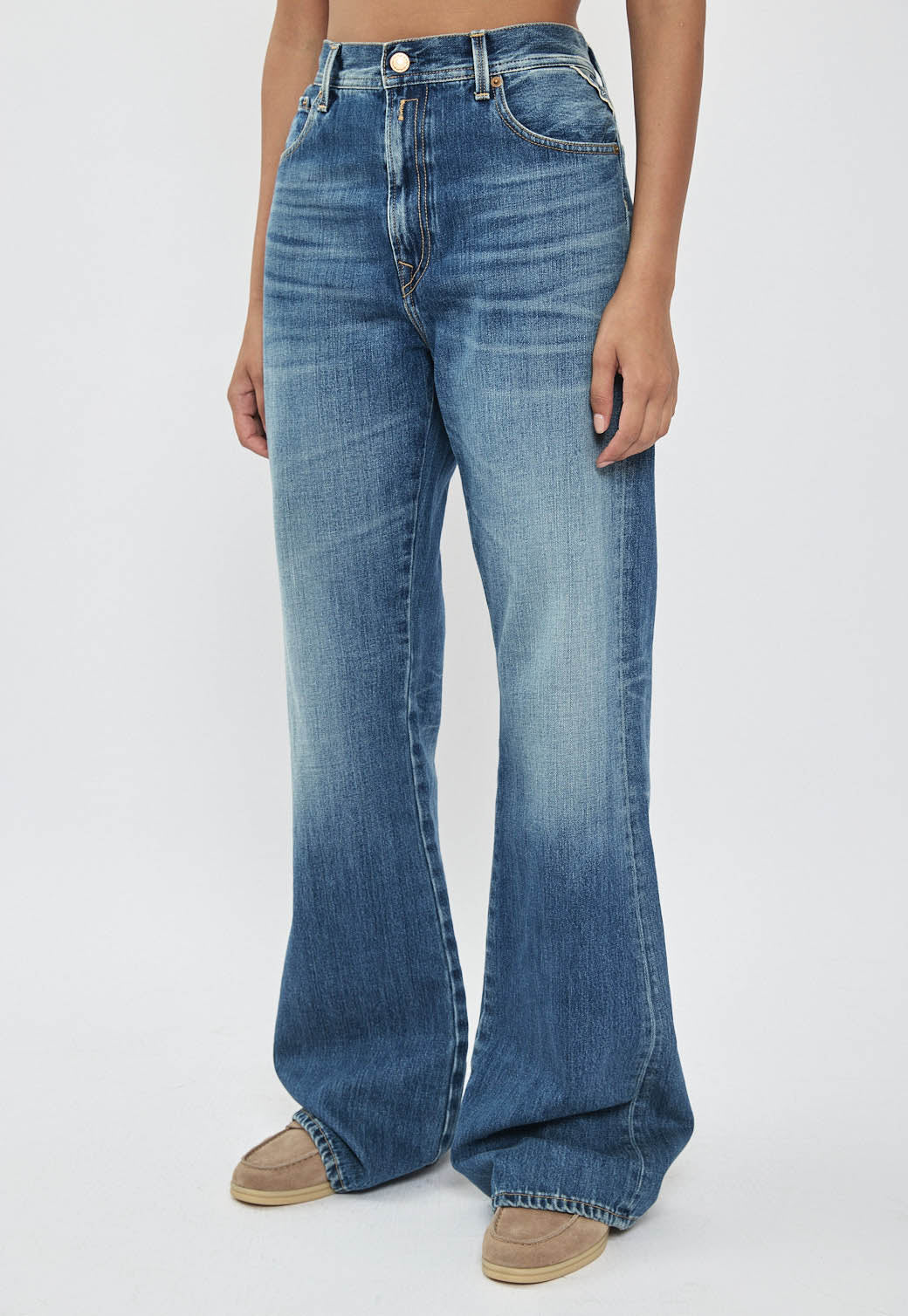 ג'ינס נשים בגזרה רחבה בצבע תכלת