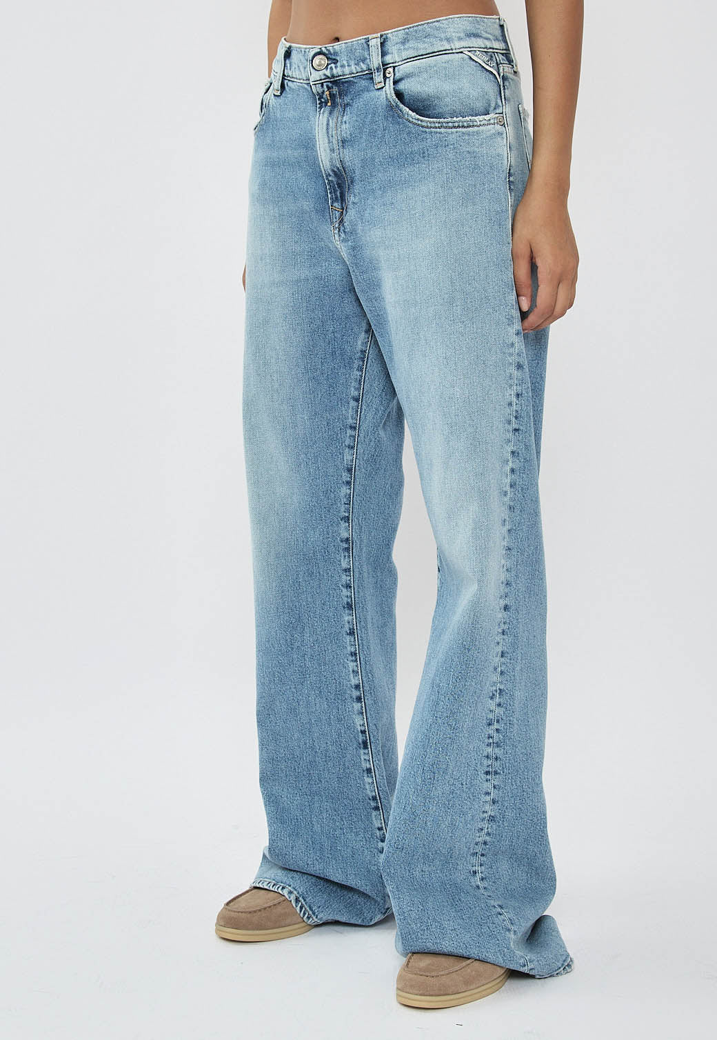 ג'ינס BECKA נשים בגזרה רחבה בצבע כחול בהיר