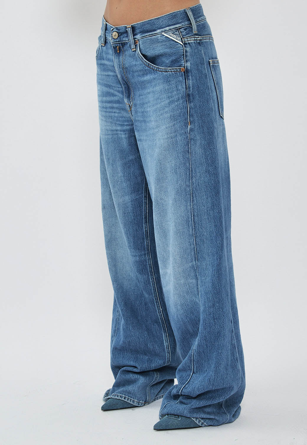 ג'ינס נשים בגזרה רחבה בצבע תכלת