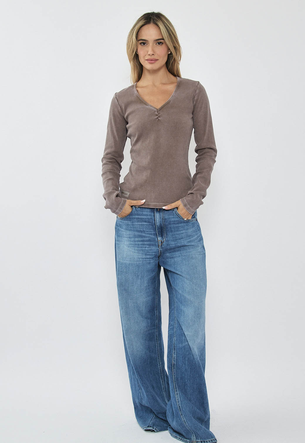 ג'ינס נשים בגזרה רחבה בצבע תכלת