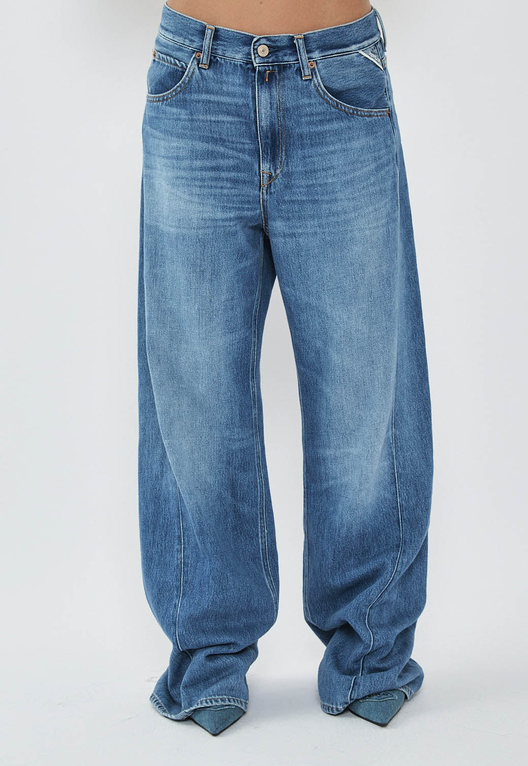 ג'ינס נשים בגזרה רחבה בצבע תכלת