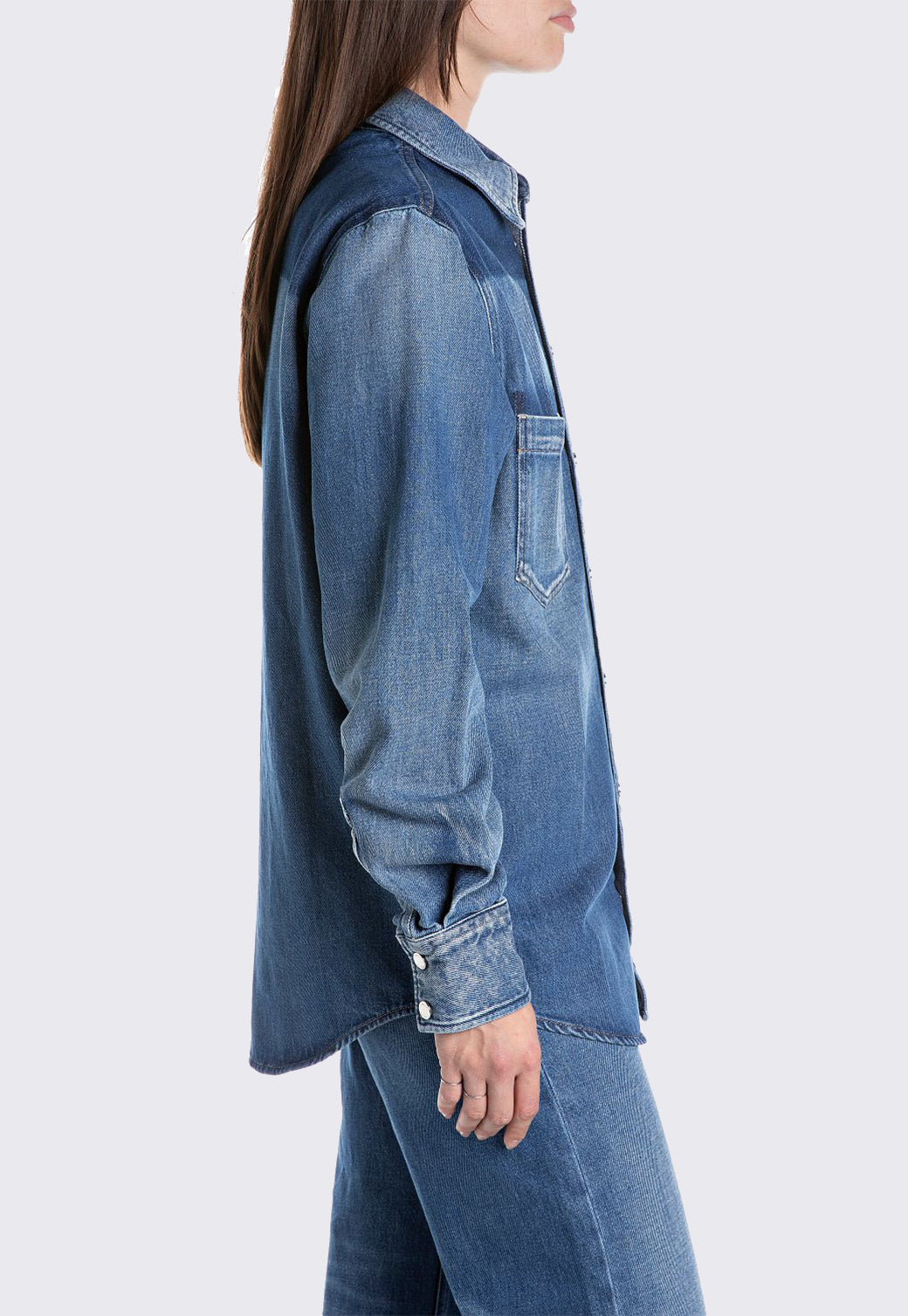 חולצת ג'ינס עם כיסים קדמיים