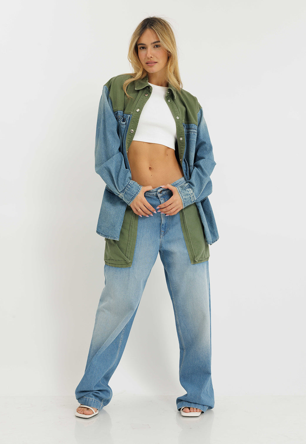 חולצת אוברסייז לנשים בשילוב ג'ינס