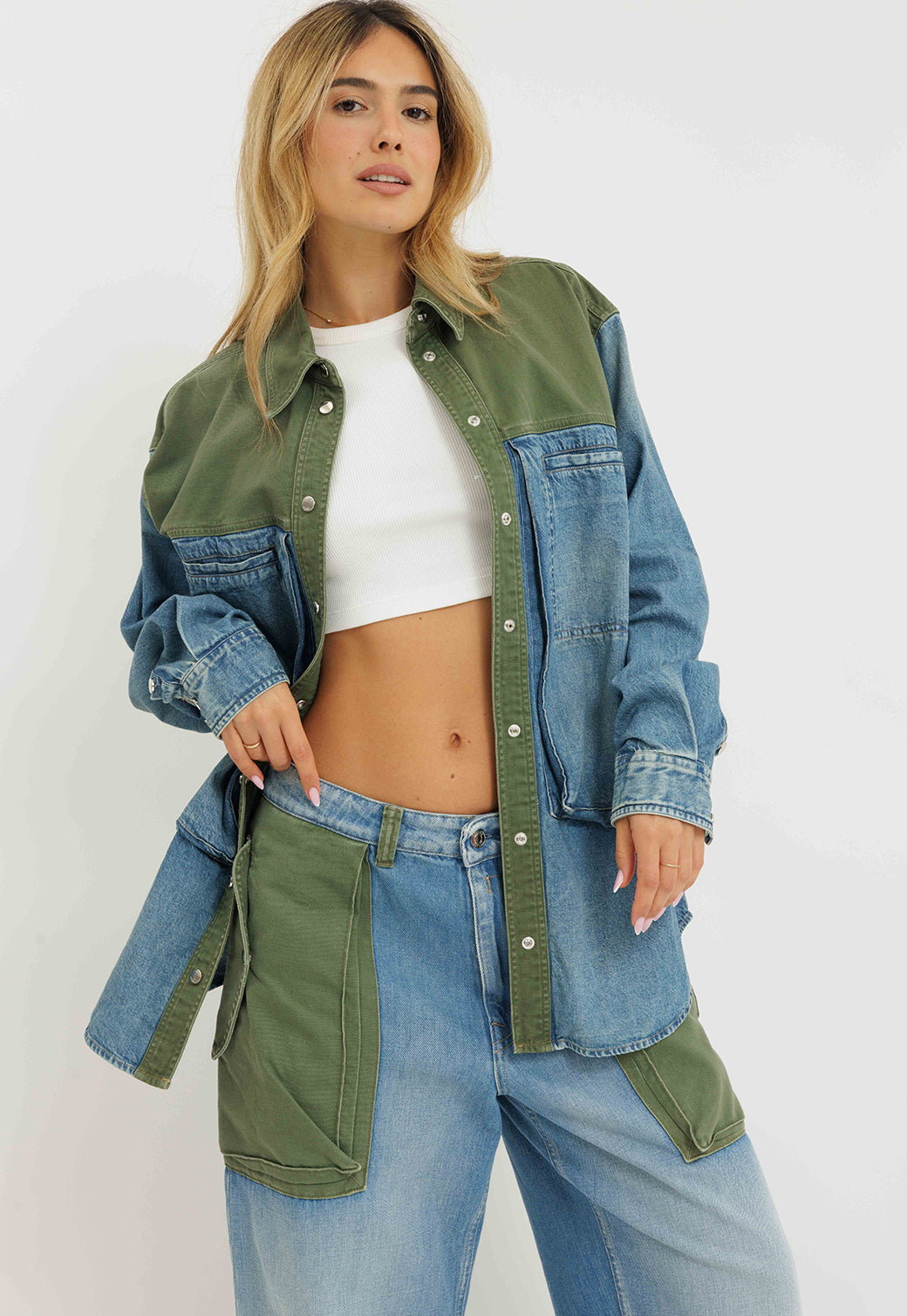 חולצת אוברסייז לנשים בשילוב ג'ינס