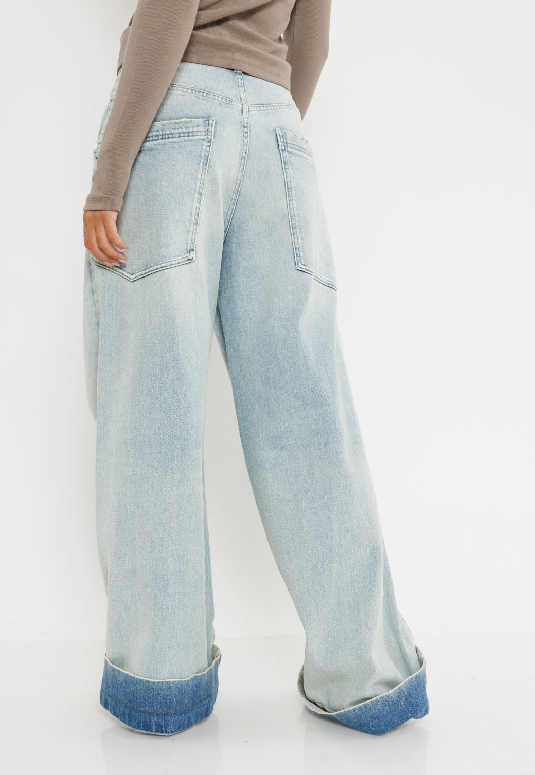 ג'ינס רחב בגוון כחול בהיר