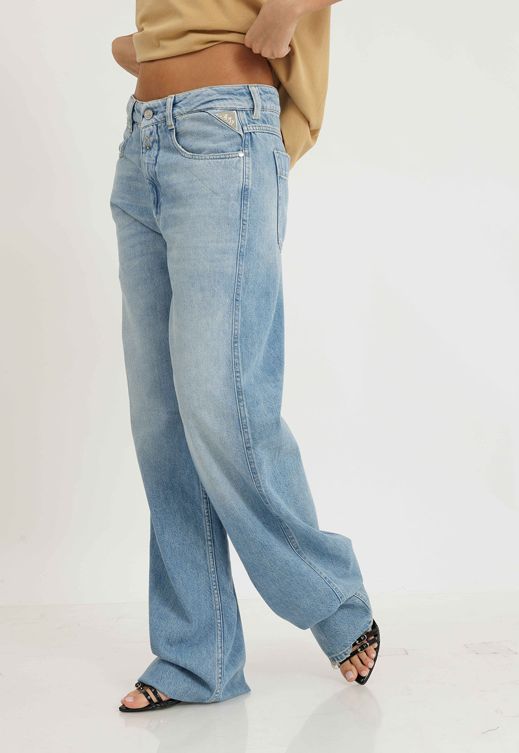 ג'ינס נשים בגזרה רחבה וגבוה