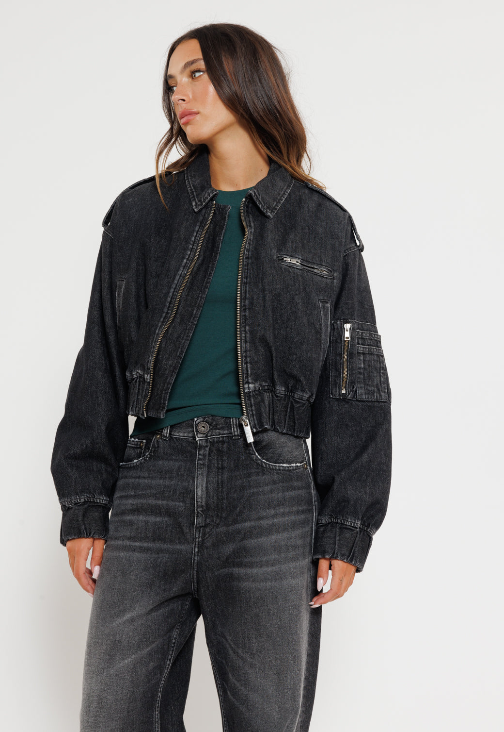 ג'קט ג'ינס קצר בגוון שחור