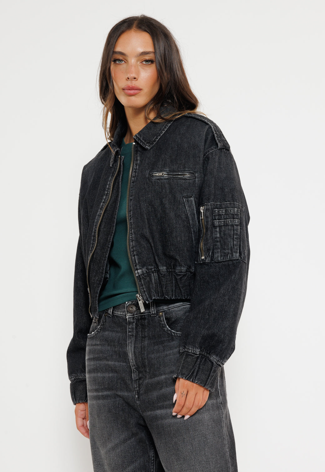 ג'קט ג'ינס קצר בגוון שחור