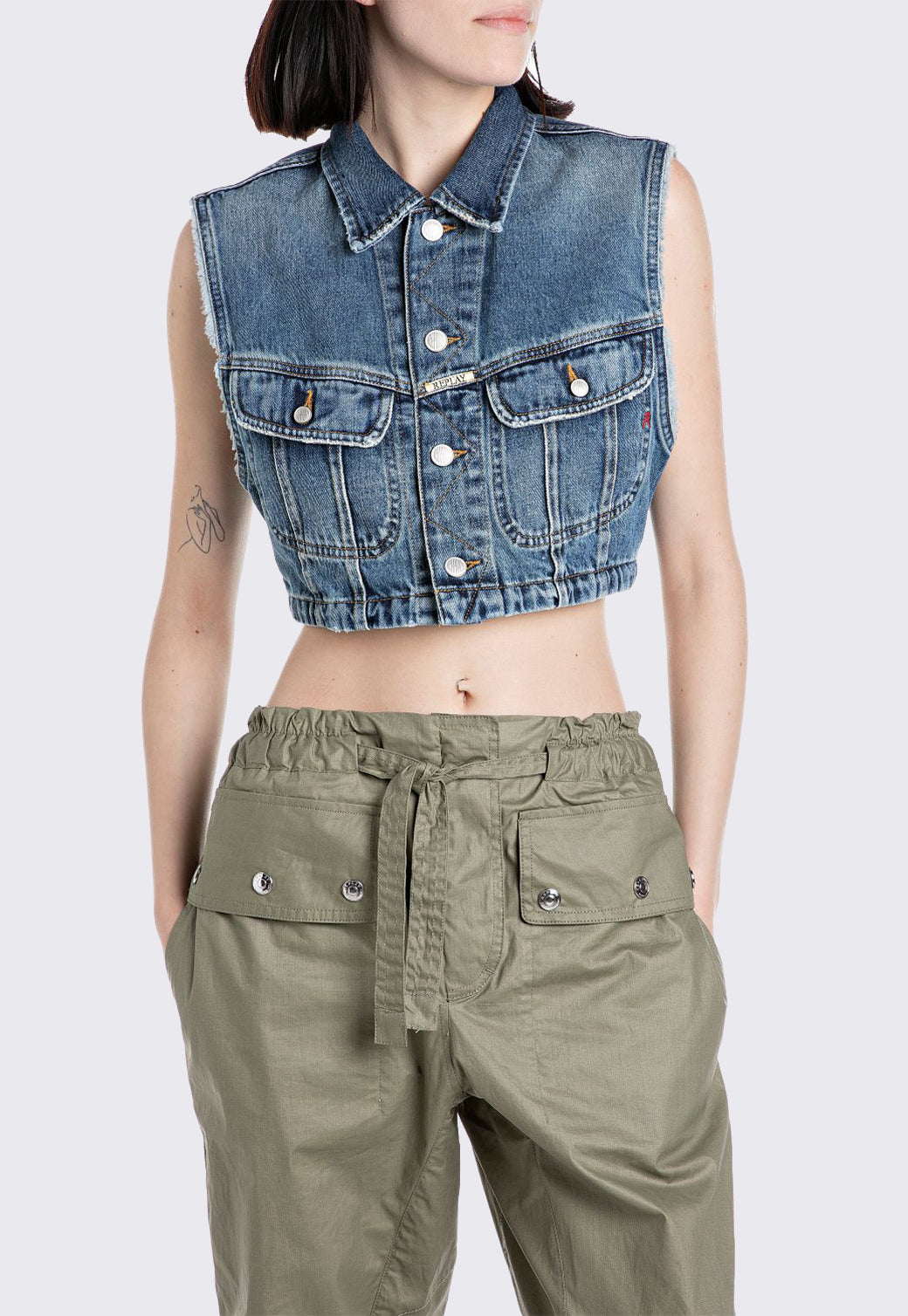 וסט ג’ינס קצר לנשים בגוון כחול קלאסי