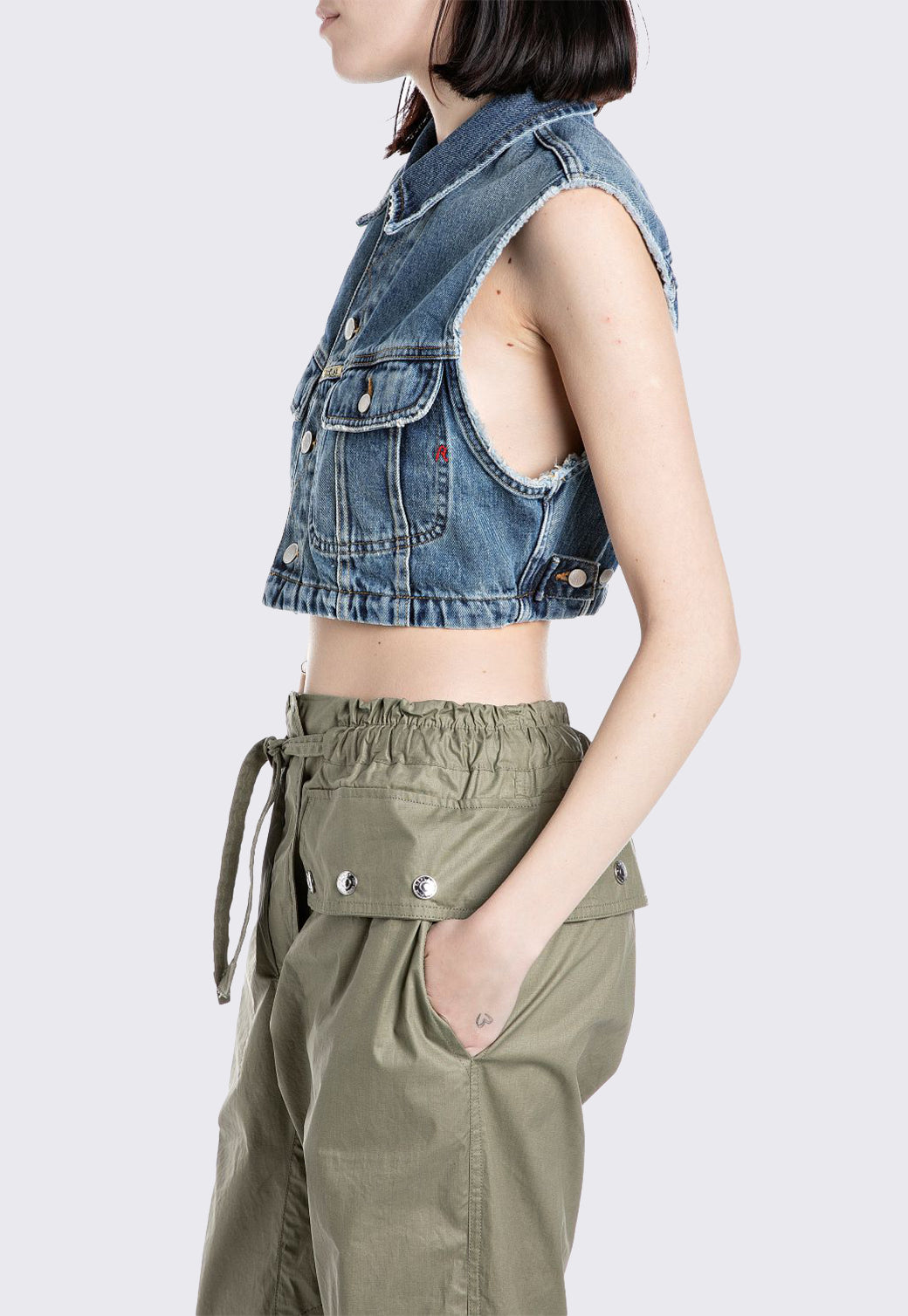 וסט ג’ינס קצר לנשים בגוון כחול קלאסי