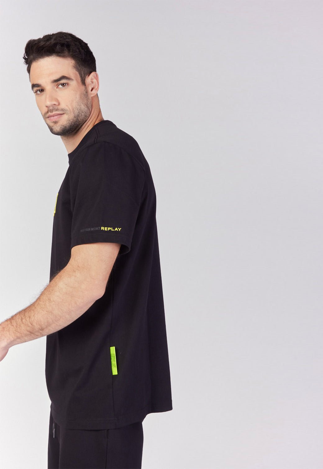 טי שירט קצרה בצבע שחור עם לוגו סמוי רקום גברים - Replay