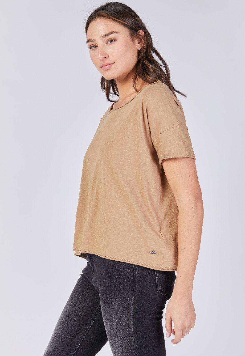 טי שירט קצרה עם מפתח צוואר גזור נשים - Replay