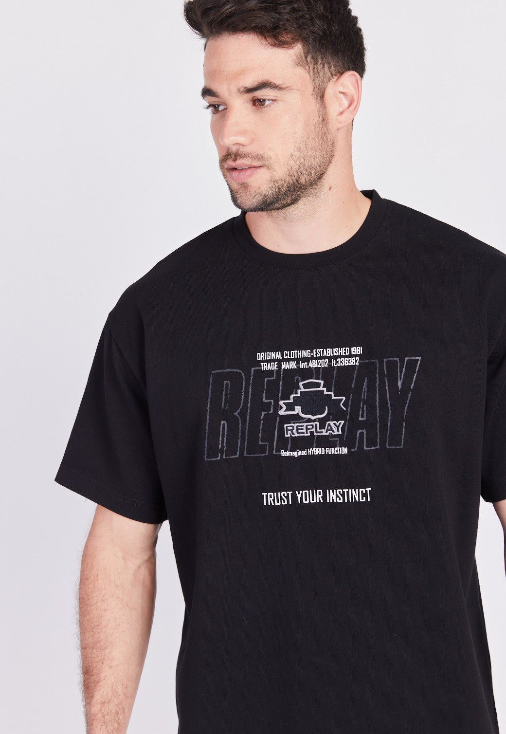 טי שירט קצרה רחבה עם הדפס בחזית גברים - Replay