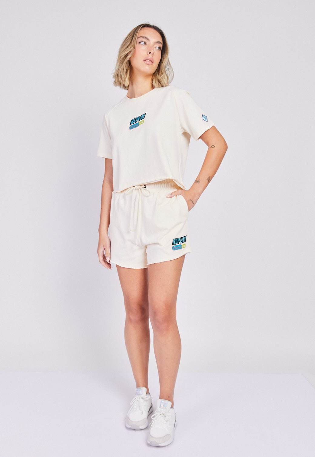 טי שירט קצרה רגלן לוגו נשים - Replay