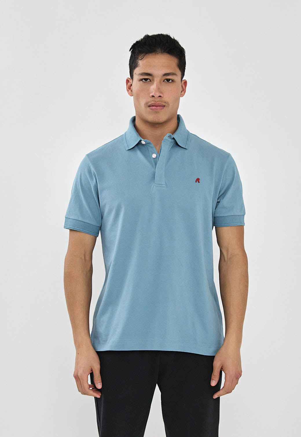 חולצת פולו לגברים בצבע תכלת עם לוגו אדום