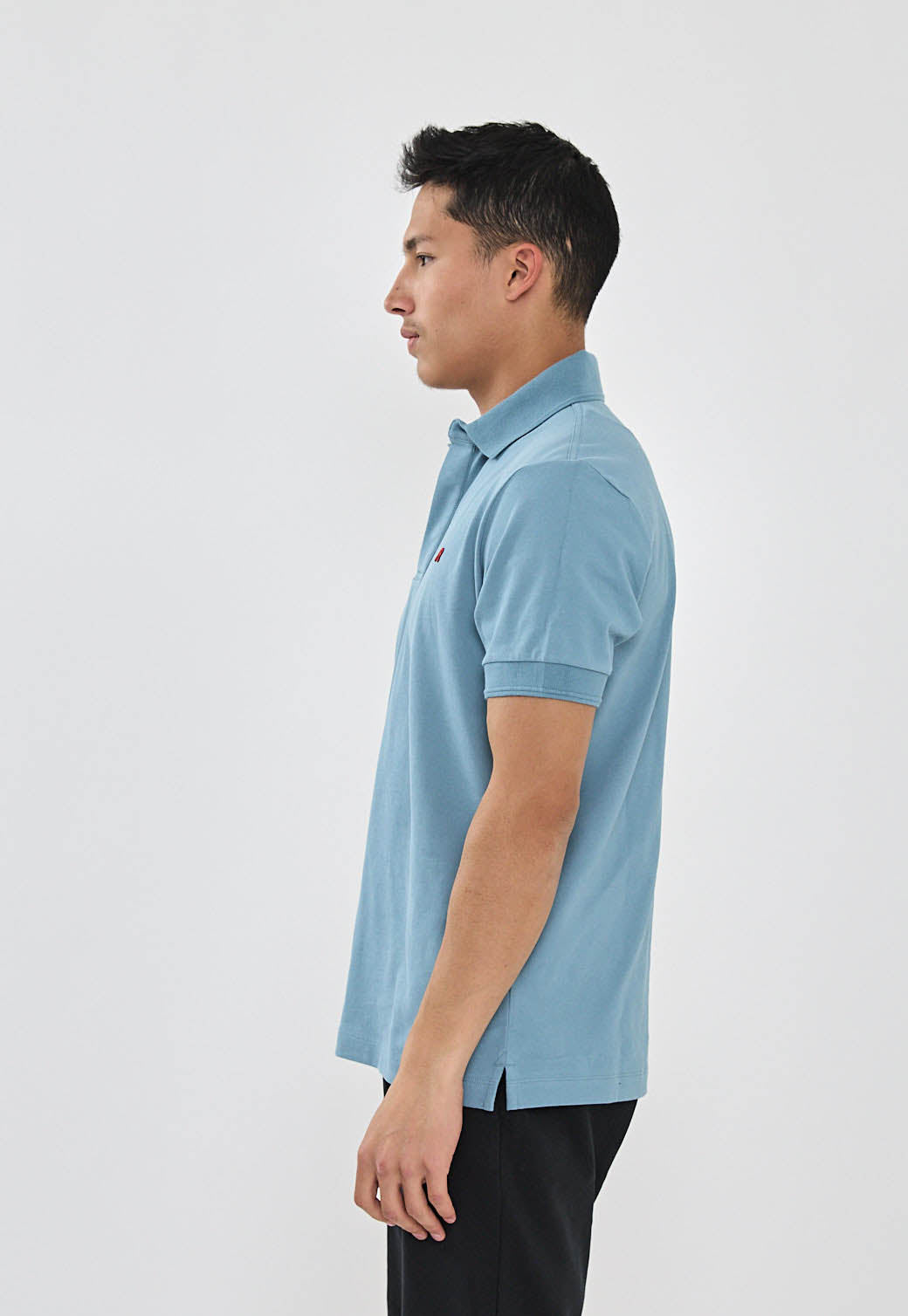 חולצת פולו לגברים בצבע תכלת עם לוגו אדום