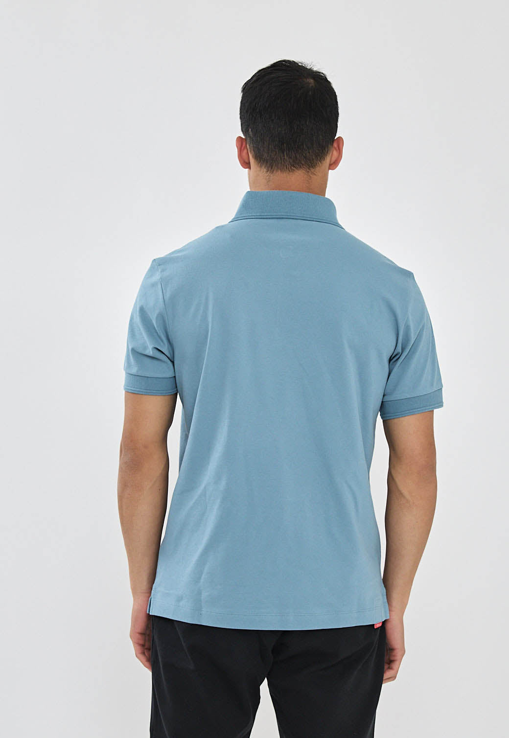 חולצת פולו לגברים בצבע תכלת עם לוגו אדום