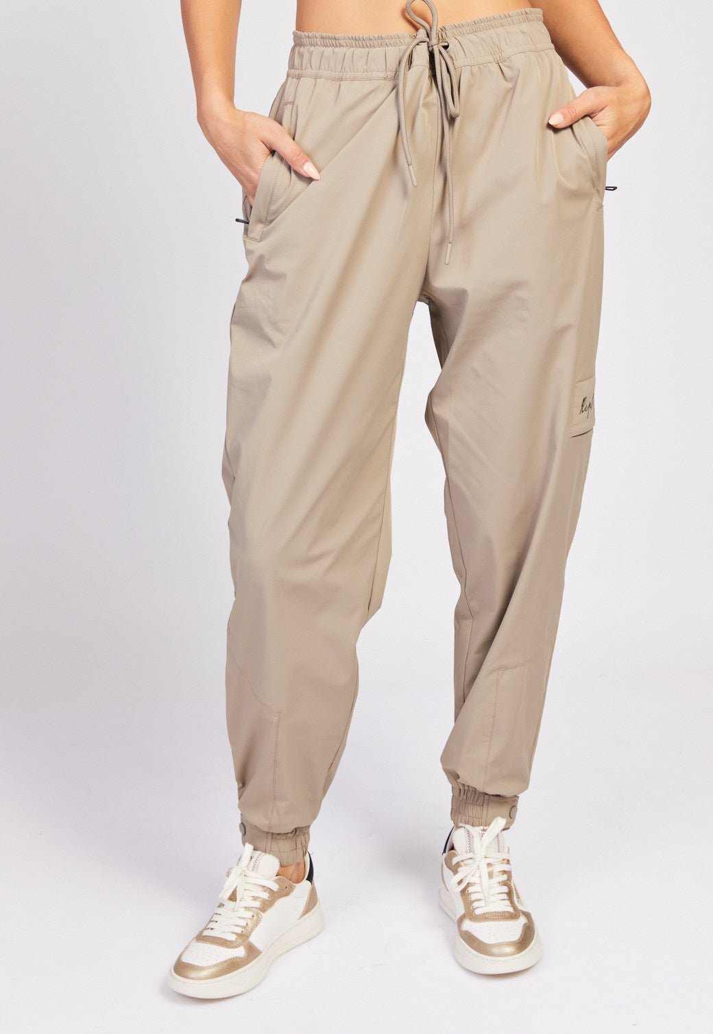 מכנסי טרנינג מבד ניילון נשים - Replay