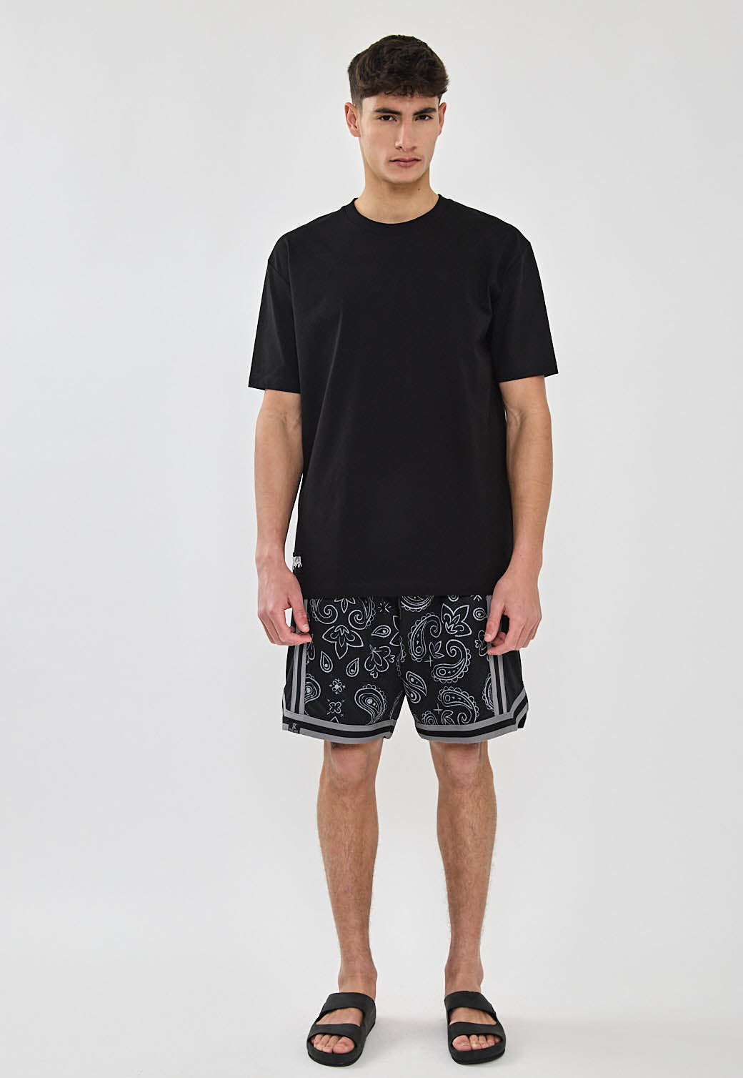 טי שירט שחורה עם הדפס גרפי לגברים