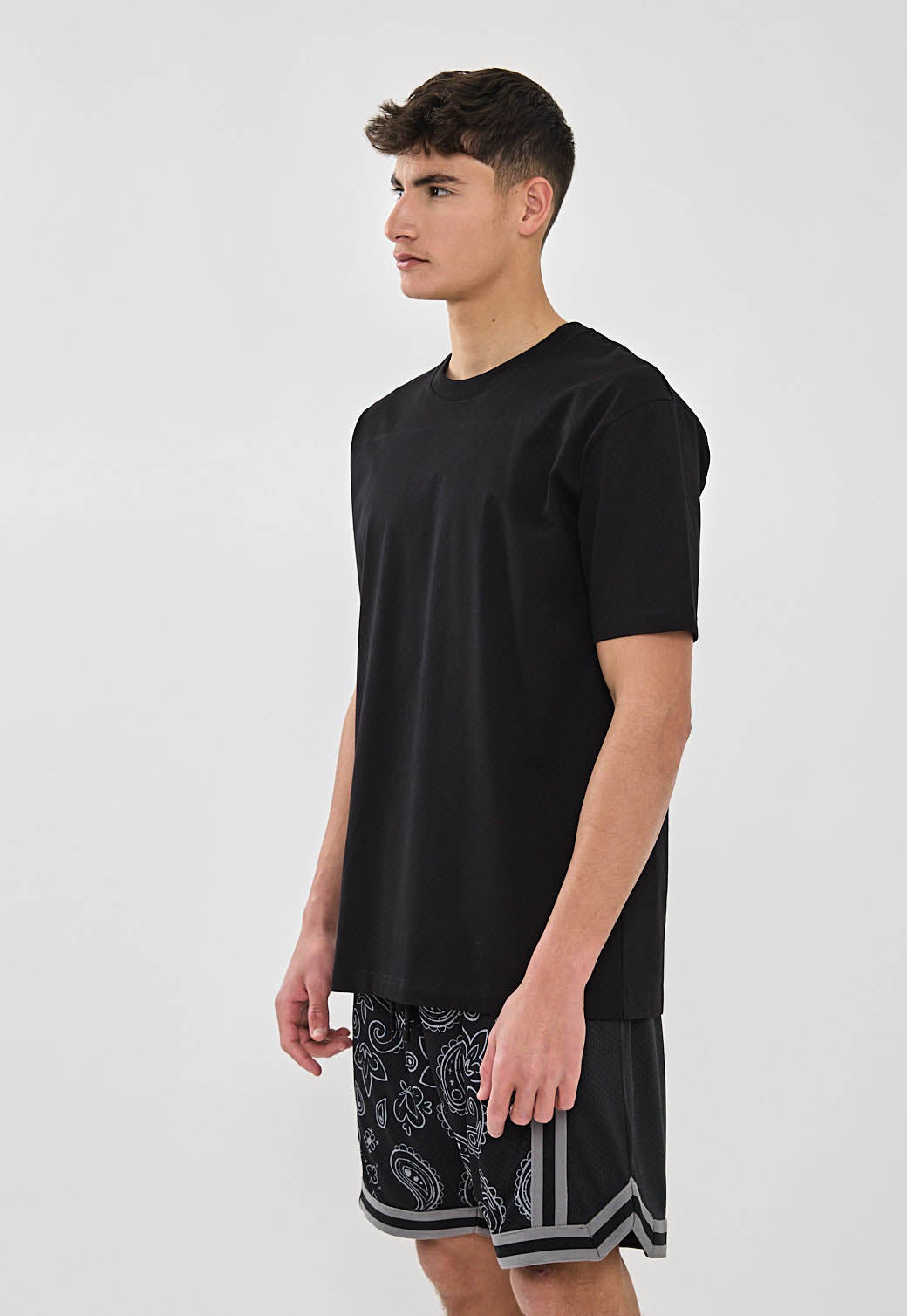 טי שירט שחורה עם הדפס גרפי לגברים