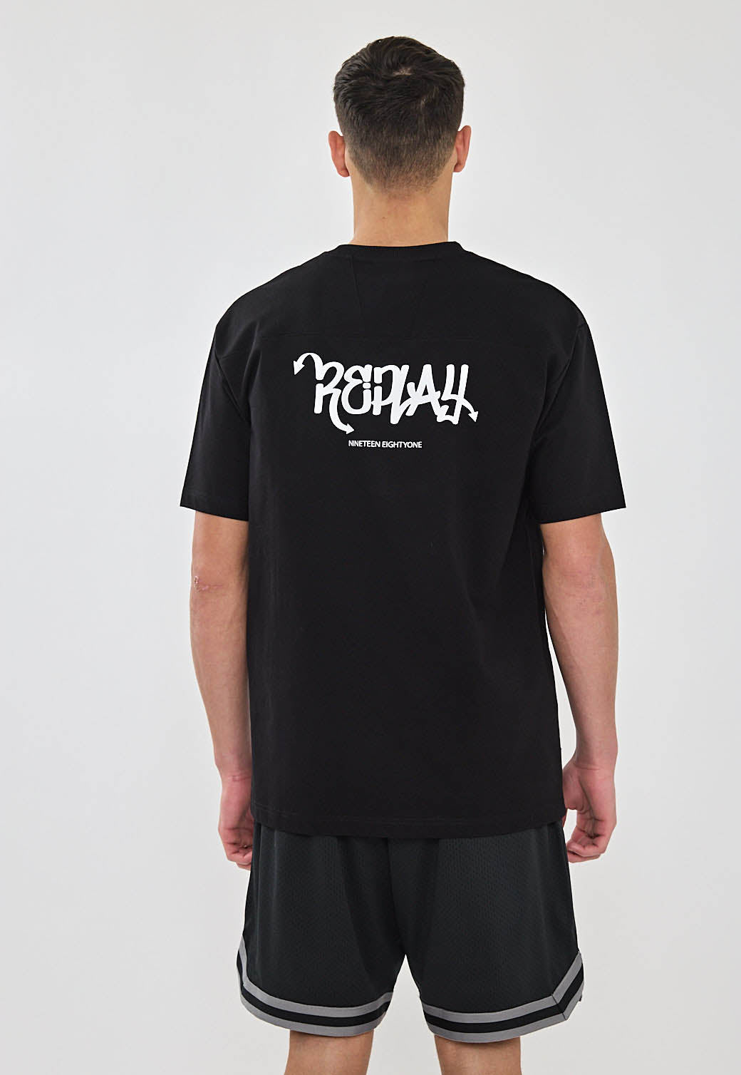 טי שירט שחורה עם הדפס גרפי לגברים