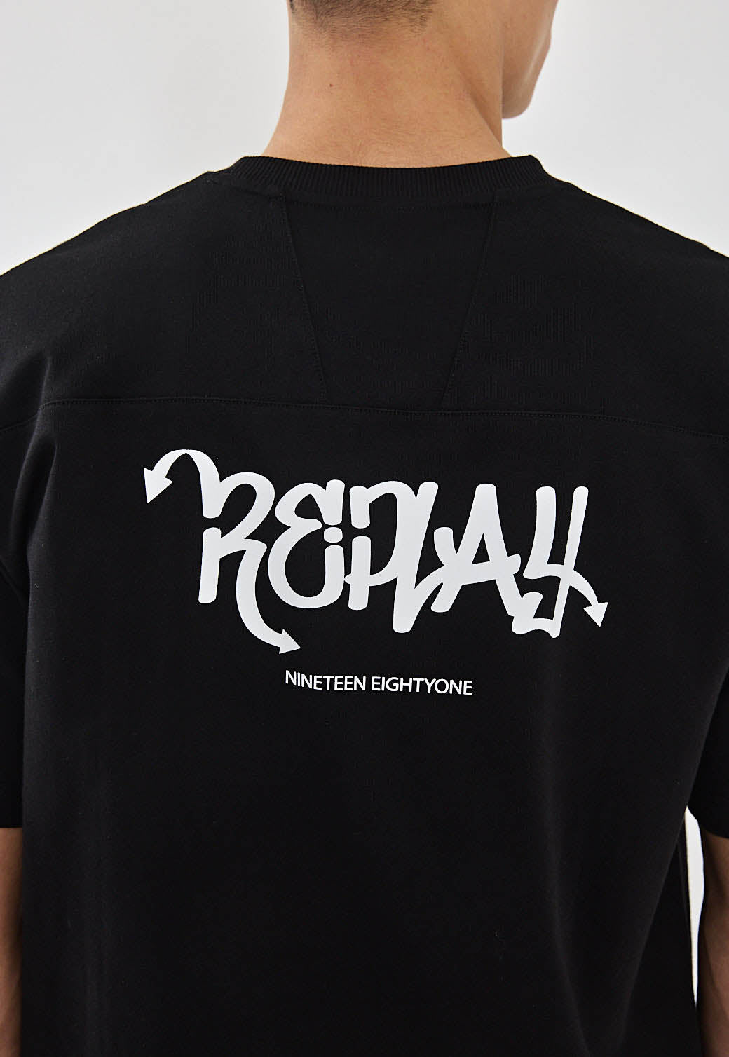 טי שירט שחורה עם הדפס גרפי לגברים