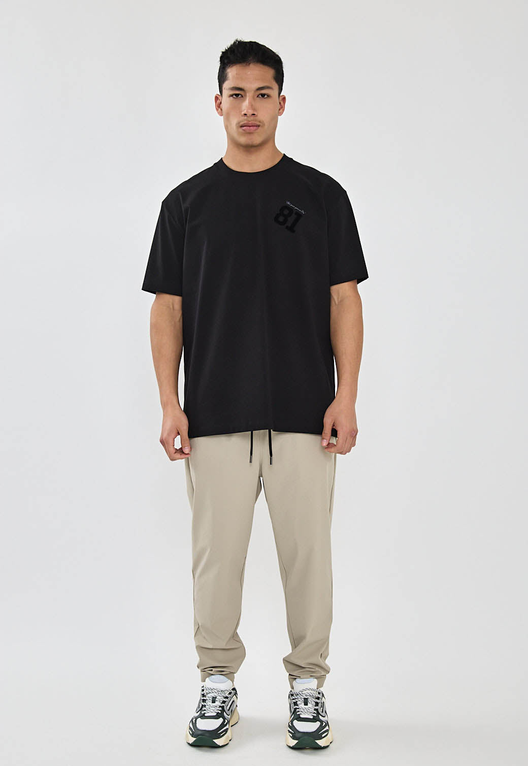 טי-שירט לגברים בצבע שחור עם הדפסים