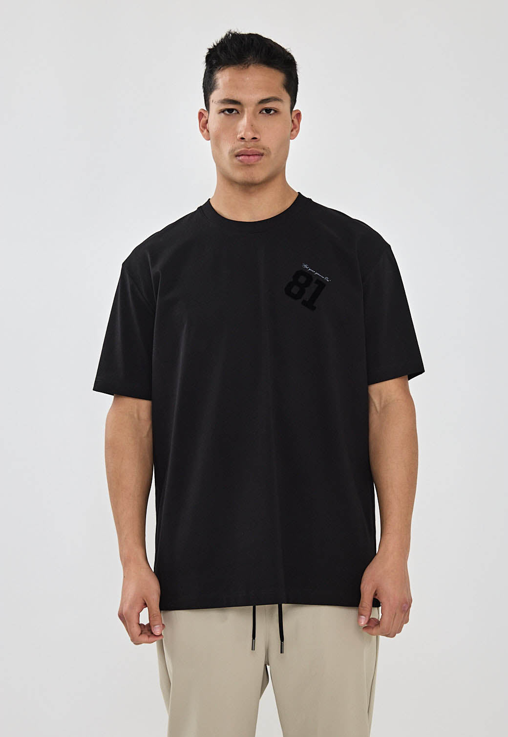 טי-שירט לגברים בצבע שחור עם הדפסים