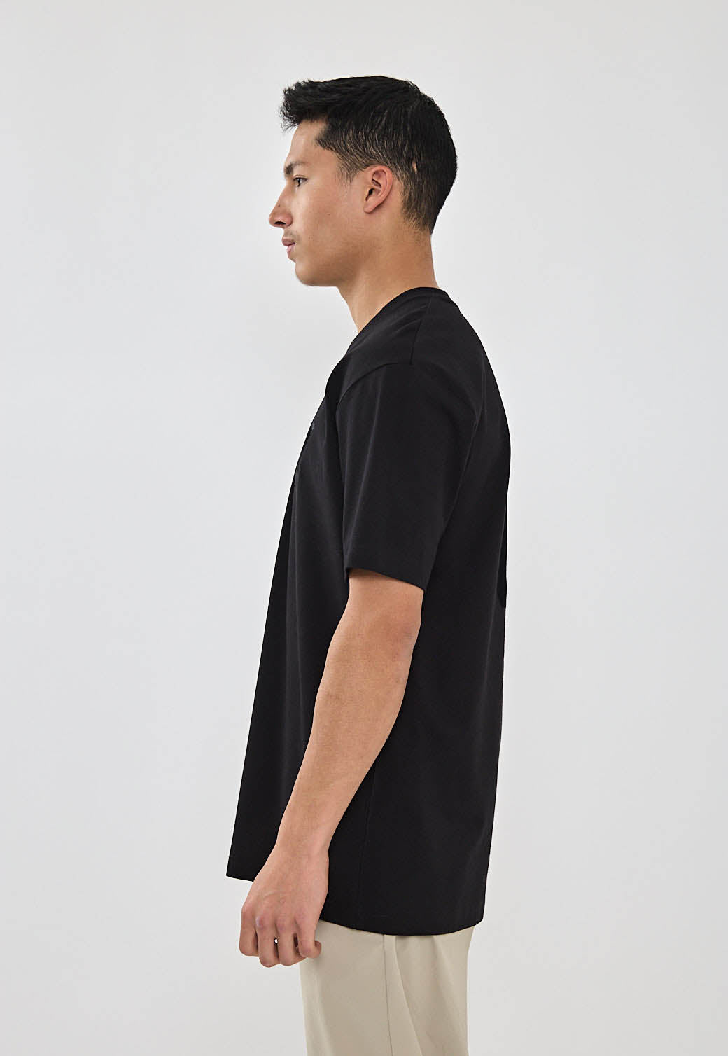 טי-שירט לגברים בצבע שחור עם הדפסים