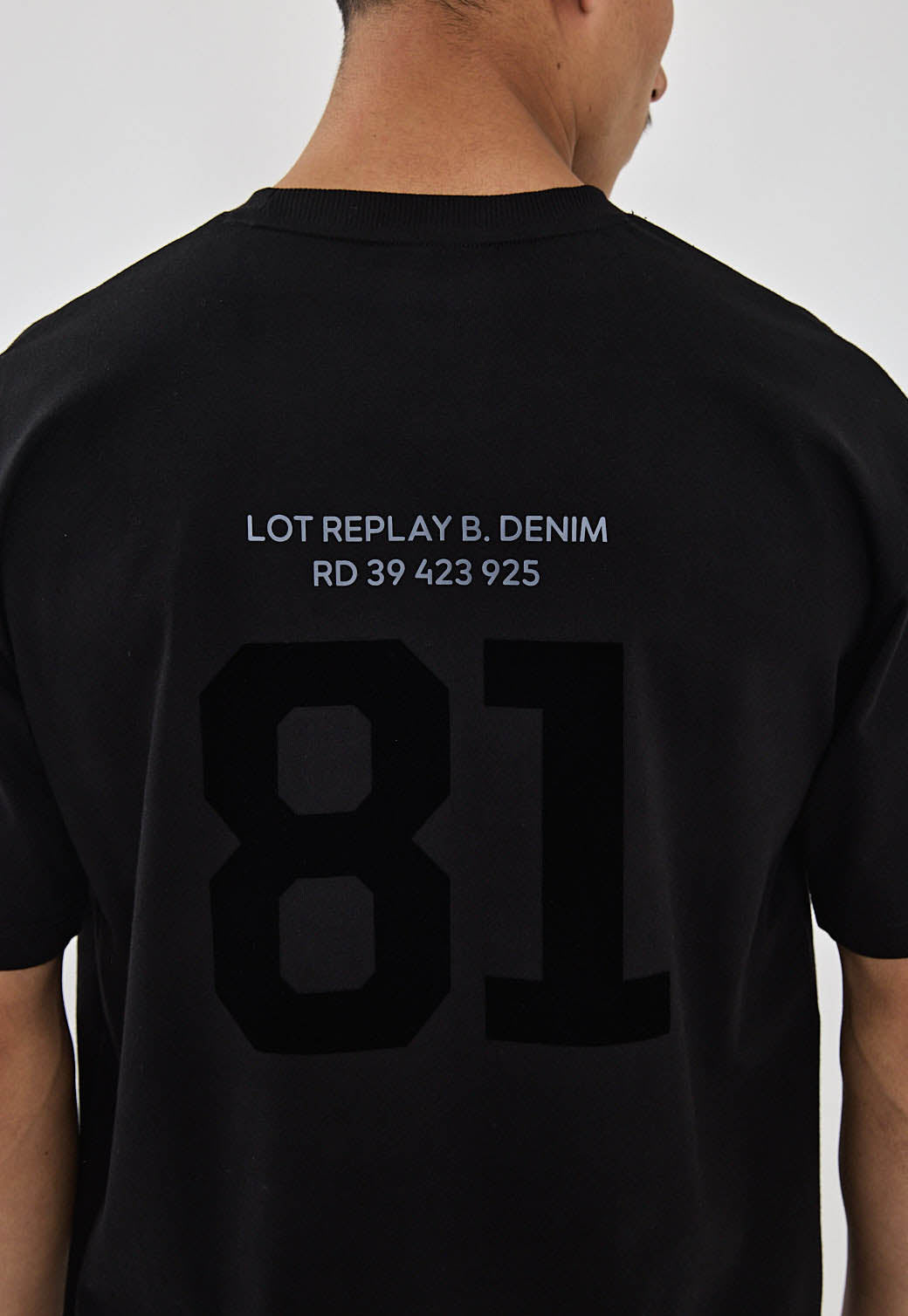 טי-שירט לגברים בצבע שחור עם הדפסים