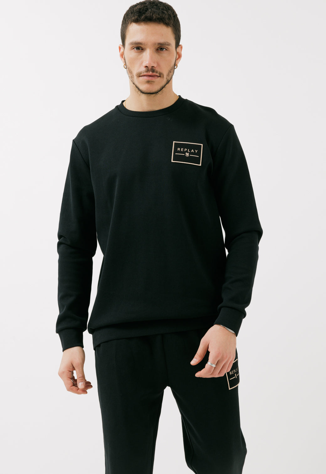 חליפת טרנינג לגברים בצבע שחור עם לוגו