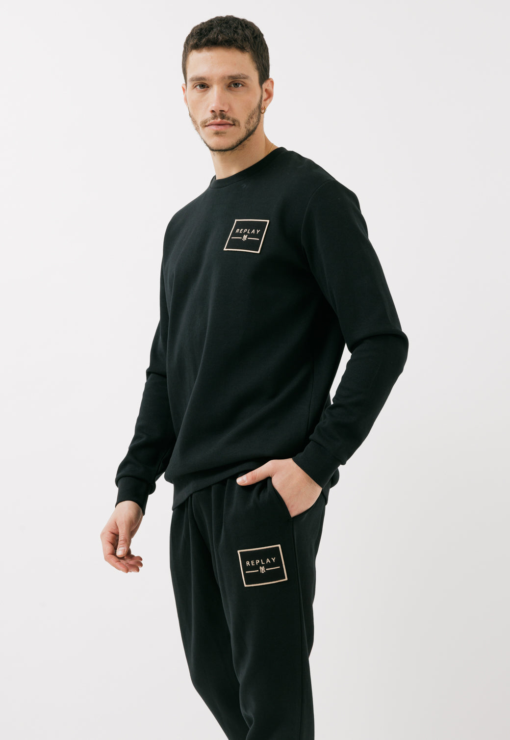 חליפת טרנינג לגברים בצבע שחור עם הדפס לוגו מוזהב של ריפליי על החזה והכיס