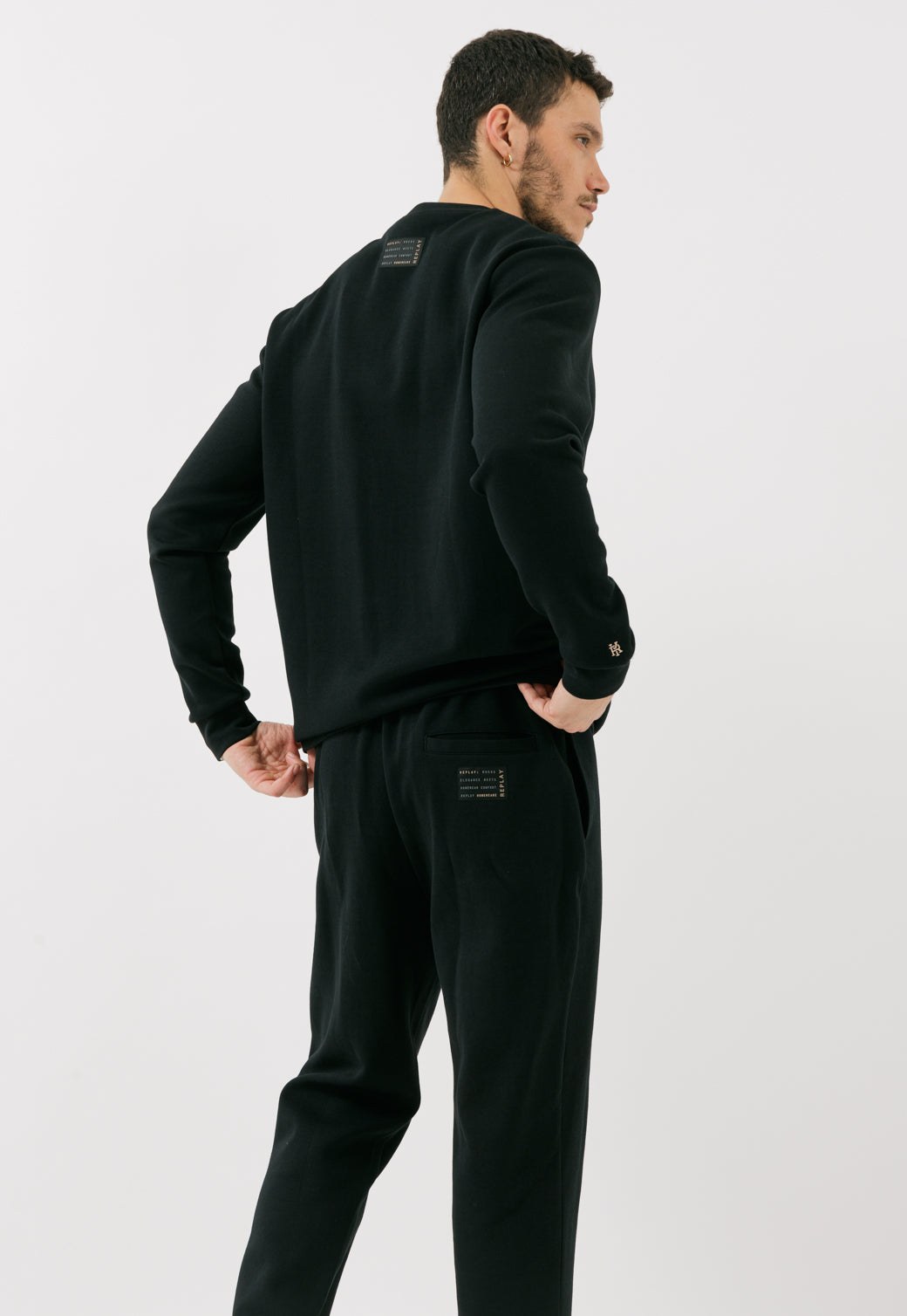 חליפת טרנינג לגברים בצבע שחור עם לוגו